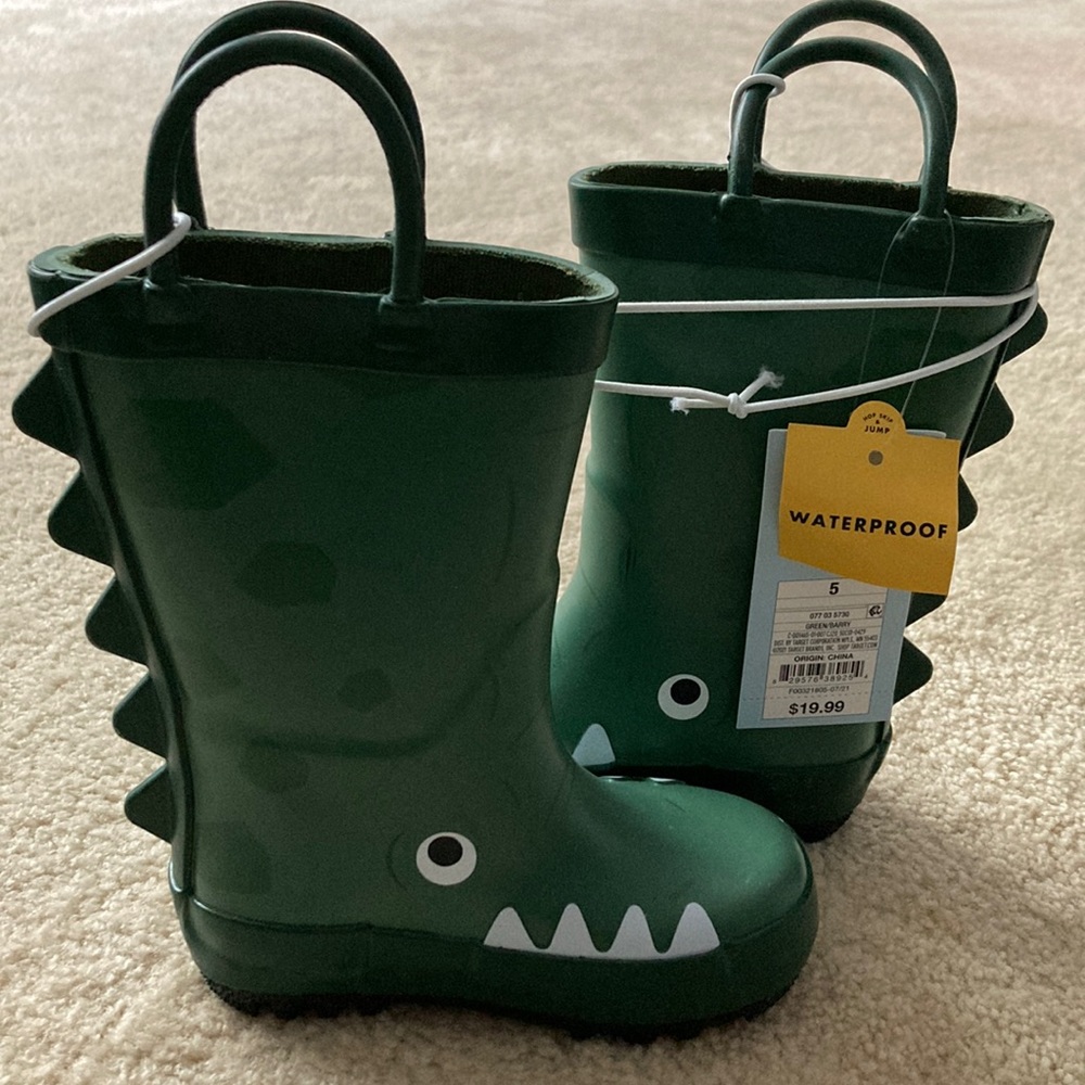 Cat & Jack alligator rain box. Size 5. New with tags.
